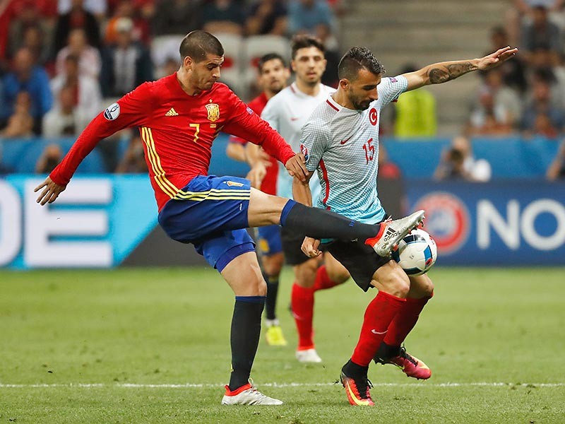 Сборная Испании в пятницу нанесла крупное поражение команде Турции во втором туре группового этапа чемпионата Европы по футболу