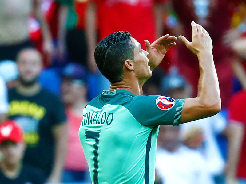 Нападающий сборной Португалии и мадридского "Реала" Криштиану Роналду вошел в историю чемпионатов Европы как первый футболист, сумевший забить мячи на четырех первенствах континента