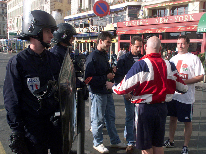 Английские футбольные фанаты устроили беспорядки в Марселе в ночь 10 июня в преддверии чемпионата Европы по футболу. В потасовке в районе Старого порта участвовали не менее 200 фанатов