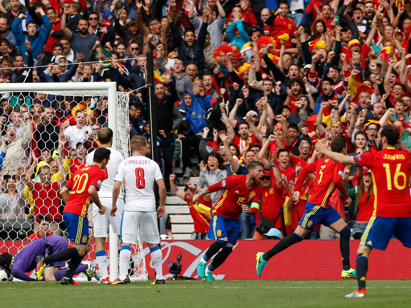 Испанцы начали защиту титула на Евро-2016 победой над чехами