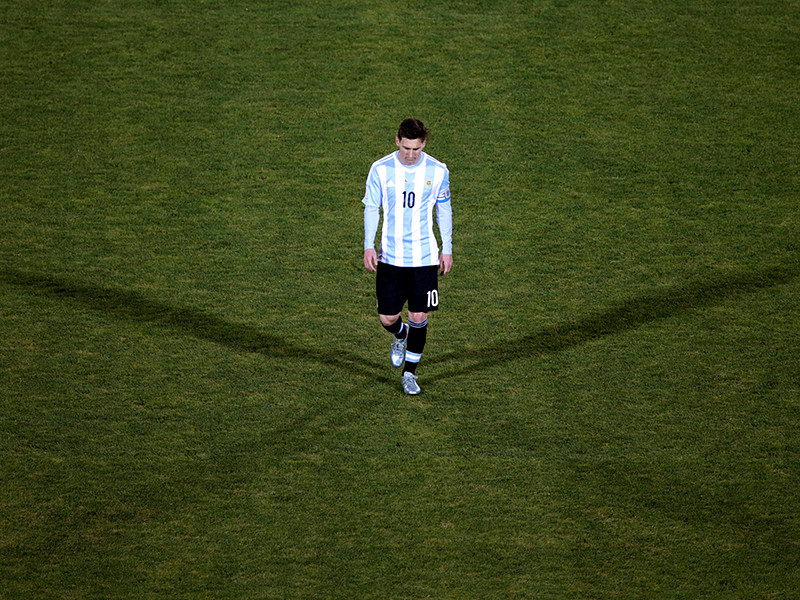 Капитан сборной Аргентины по футболу Лионель Месси после поражения от чилийцев в финале Кубка Америки 2016 года заявил, что больше не будет выступать за национальную команду