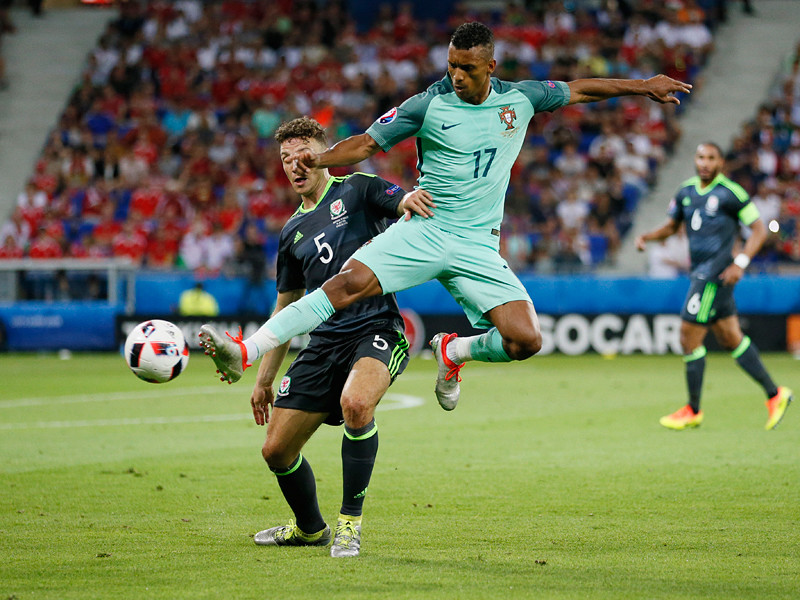 Сборная Португалии стала первым финалистом чемпионата Европы по футболу, переиграв со счетом 2:0 национальную команду Уэльса