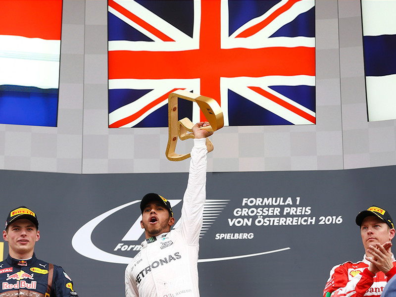 Британец Льюис Хэмилтон из команды "Мерседес" выиграл этап "Формулы-1" Гран-при Австрии. Вторым финишировал Макс Ферстаппен на "Ред Булл", третье место занял Кими Райкконен на "Феррари"
