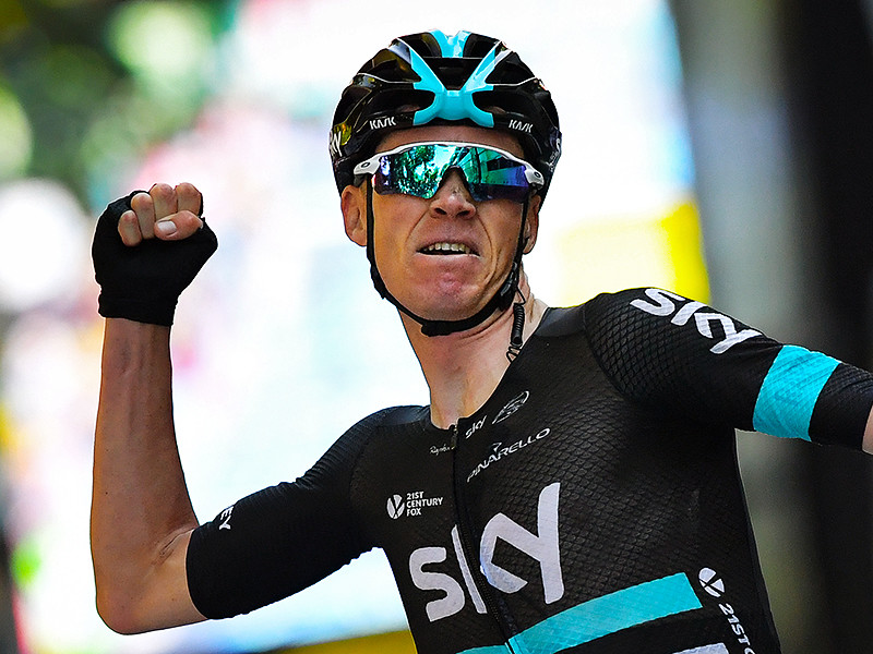 Британский велогонщик Крис Фрум из команды "Скай" ударил одного из болельщиков во время восьмого этапа знаменитой многодневки "Тур де Франс"