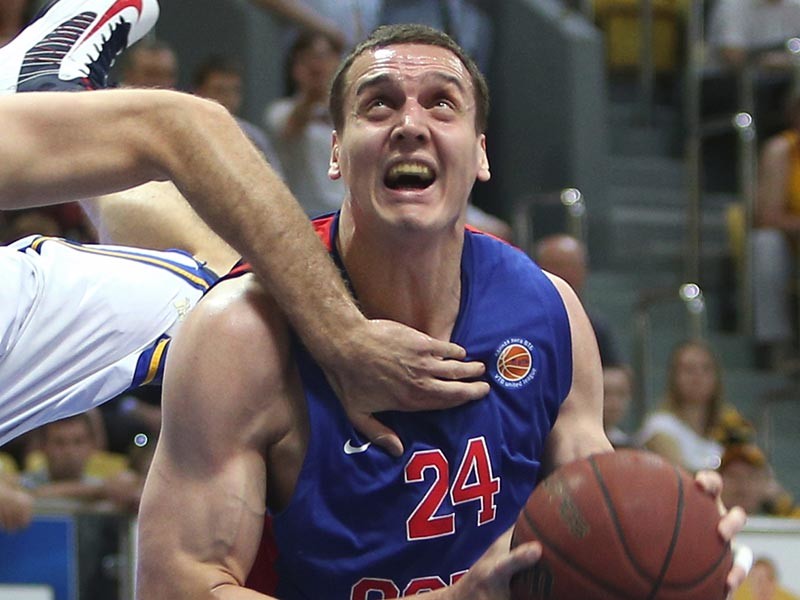 Российский центровой Александр Каун, ранее выступавший в НБА за команду "Кливленд", в результате обмена стал игроком "Филадельфии"