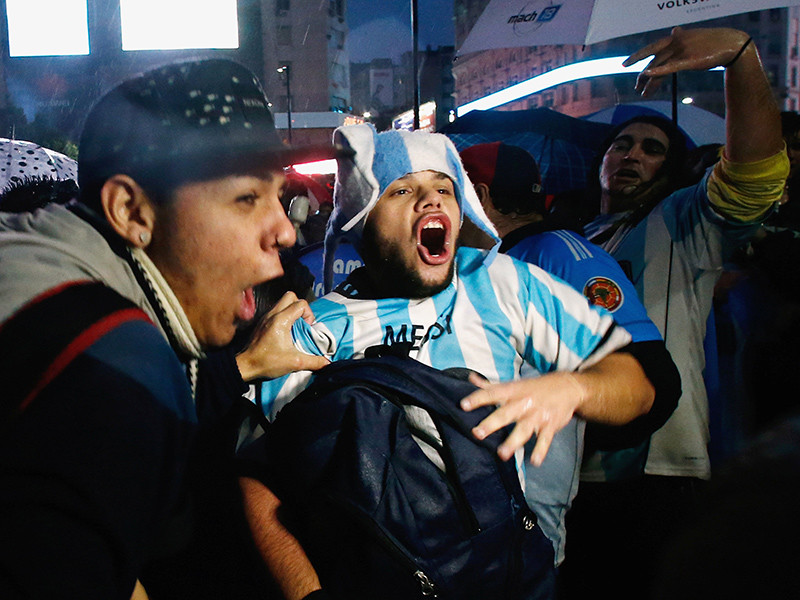 Несмотря на проливной дождь, люди вышли на центральную площадь аргентинской столицы, где обычно фанаты отмечают победы сборной, чтобы призвать нападающего пересмотреть свое решение