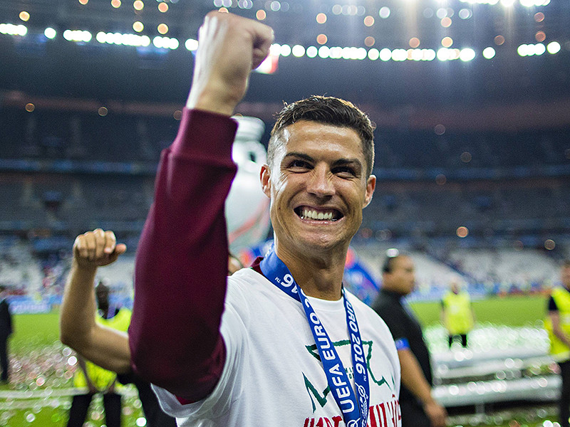 За 2015 год 31-летний португалец в общей сложности заработал 88 миллионов долларов как по контракту с мадридским "Реалом", так и за счет спонсорских контрактов и рекламы