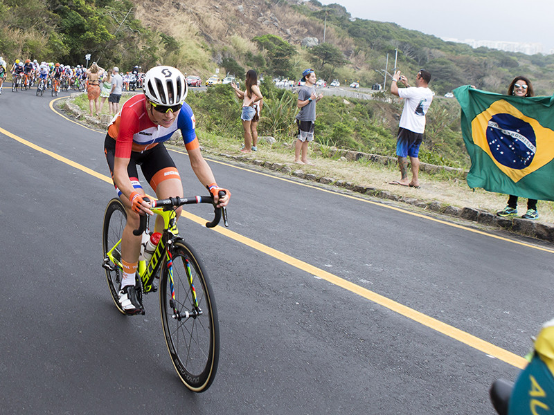 Голландская велогонщица Аннемик ван Влютен сломала позвоночник в трех местах в результате падения во время групповой шоссейной гонки на Олимпиаде в Рио-де-Жанейро