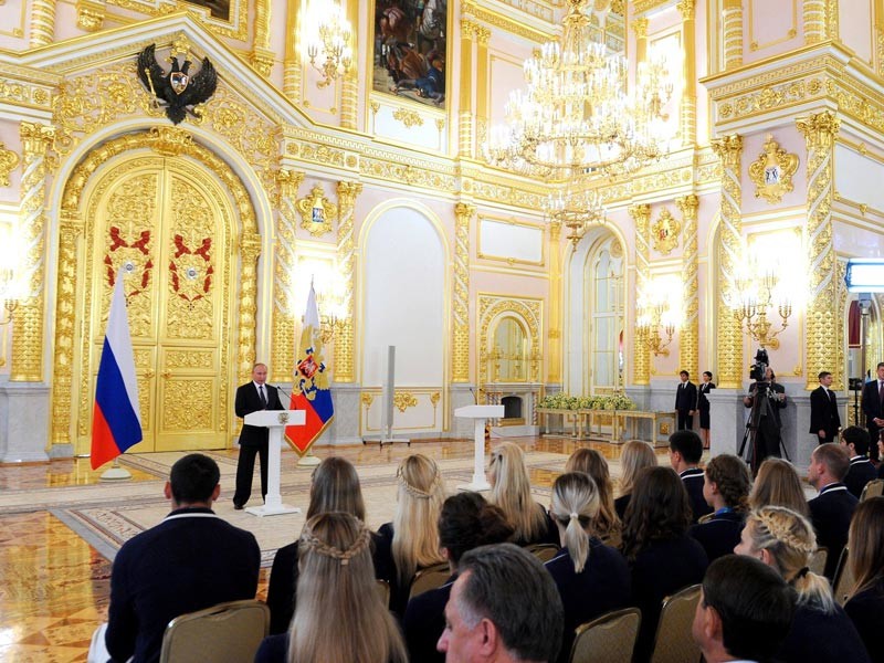 Президент России Владимир Путин в четверг встретился в Кремле с российскими спортсменами - победителями и призерами Олимпиады в Бразилии и поздравил их с достойным выступлением в Рио-де-Жанейро