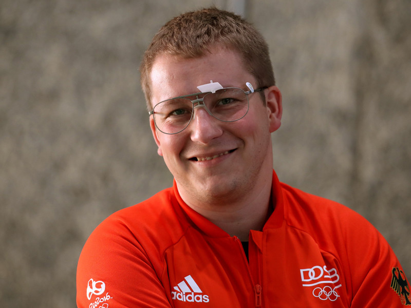 Кристиан Райц из Германии, стреляя из малокалиберного пистолета, повторил олимпийский рекорд и стал чемпионом Рио