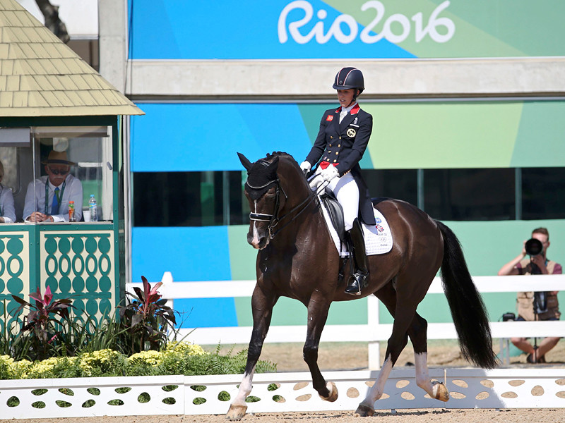 Британка Шарлотта Дюжарден на коне Валегро завоевала золотую медаль индивидуального олимпийского турнира по выездке на Играх-2016 в Рио-де-Жанейро