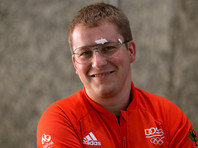 Кристиан Райц из Германии, стреляя из малокалиберного пистолета, повторил олимпийский рекорд и стал чемпионом Рио
