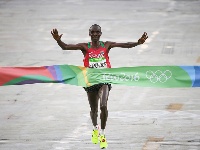 Кенийский стайер Элиуд Кипчоге выиграл золотую медаль в марафоне на Олимпийских играх в Рио-де-Жанейро