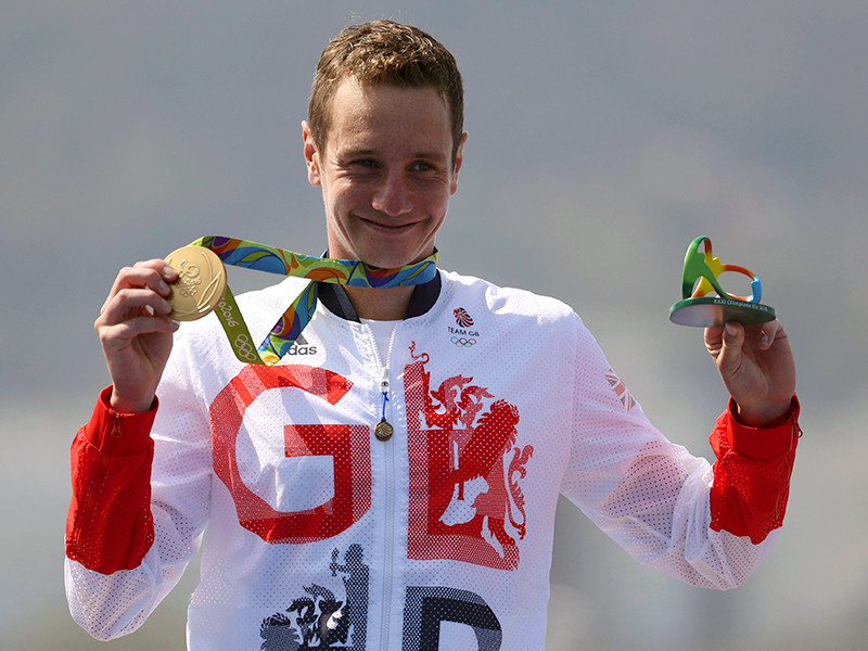 Британец Алистер Браунли завоевал золотую медаль в соревнованиях по триатлону на Олимпиаде в Рио-де-Жанейро с результатом 1 час 45 минут 01 секунда