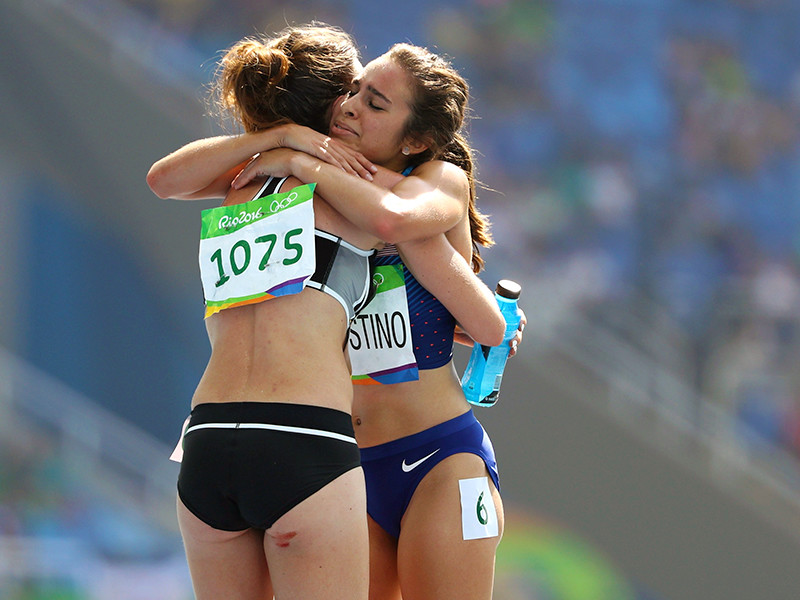 Американская легкоатлетка Эбби Д'Агостино олимпийской квалификации в беге на 5000 м пробежала четыре круга с разрывом передней крестообразной связки колена