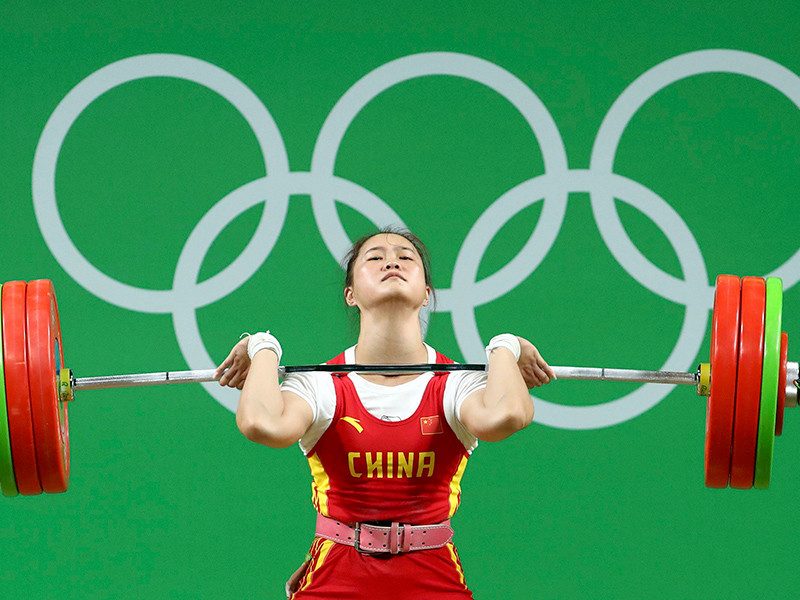 Китайская тяжелоатлетка Дэн Вэй выиграла золото Олимпийских игр в Рио-де-Жанейро в весовой категории до 63 килограммов