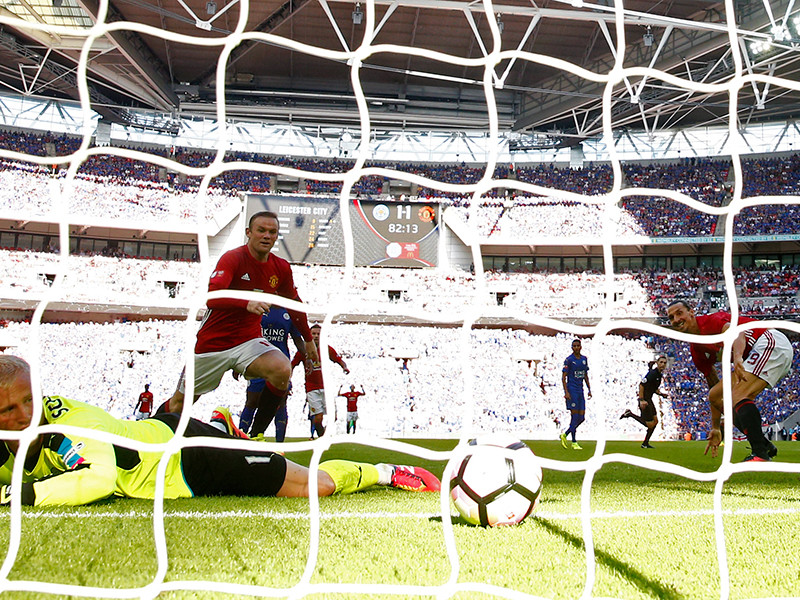 Точный удар шведского нападающего Златана Ибрагимовича принес победу "Манчестер Юнайтед" над "Лестером" в мачте за Суперкубок Англии, который состоялся на легендарном лондонском стадионе "Уэмбли"