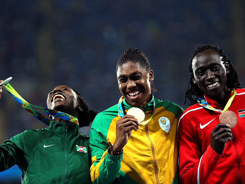 Кастер Семеня из ЮАР выиграла золото Олимпийских игр в беге на 800 м, пробежав дистанцию за 1 минуту 55,28 секунды. Второй стала Франсина Нийонсаба из Бурунди (1.56,49), третьей - кенийка Маргарет Вамбуи (1.56,89)