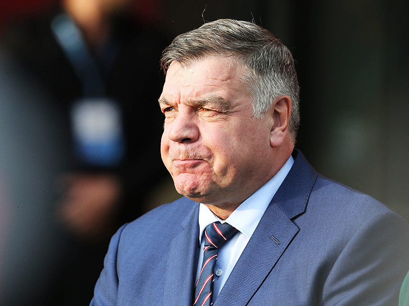 Футбольной ассоциации Англии (FA) отправила Сэма Эллардайса в отставку с поста главного тренера сборной из-за коррупционного скандала. Исполняющим обязанности назначен Гарет Саутгейт, который работает с молодежной командой
