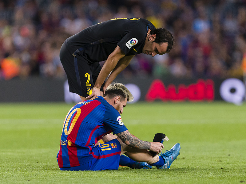 Лидер футбольного клуба "Барселона" Лионель Месси пропустит три недели из-за травмы паха, полученной накануне в домашнем матче пятого тура чемпионата Испании против мадридского "Атлетико" (1:1)