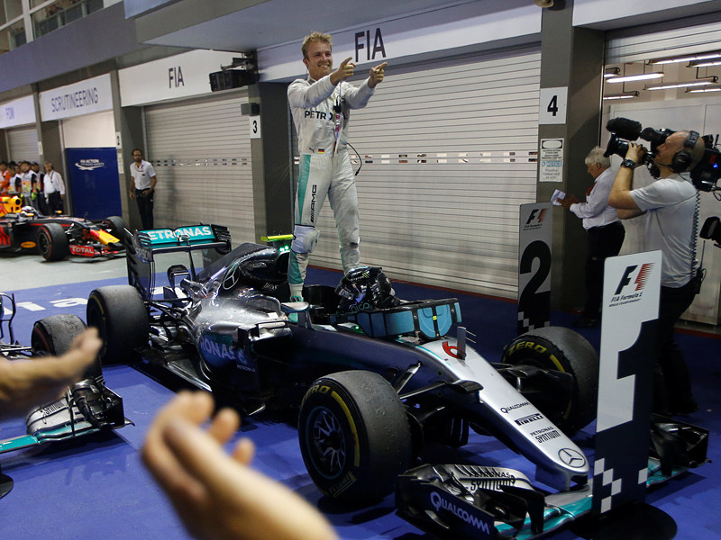 Немец Нико Росберг из команды "Мерседес" победил на Гран-при Сингапура - 15-м этапе чемпионата мира по автогонкам в классе машин "Формула-1"