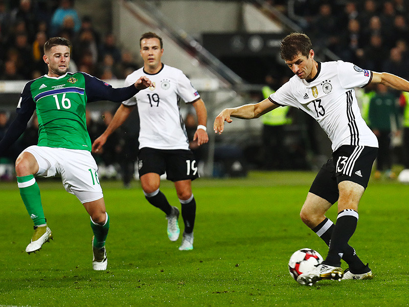 В матче третьего квалификационного турнира чемпионата мира по футболу 2018 года сборная Германии со счетом 2:0 обыграла национальную команду Северной Ирландии, одержав третью победу подряд на старте турнира