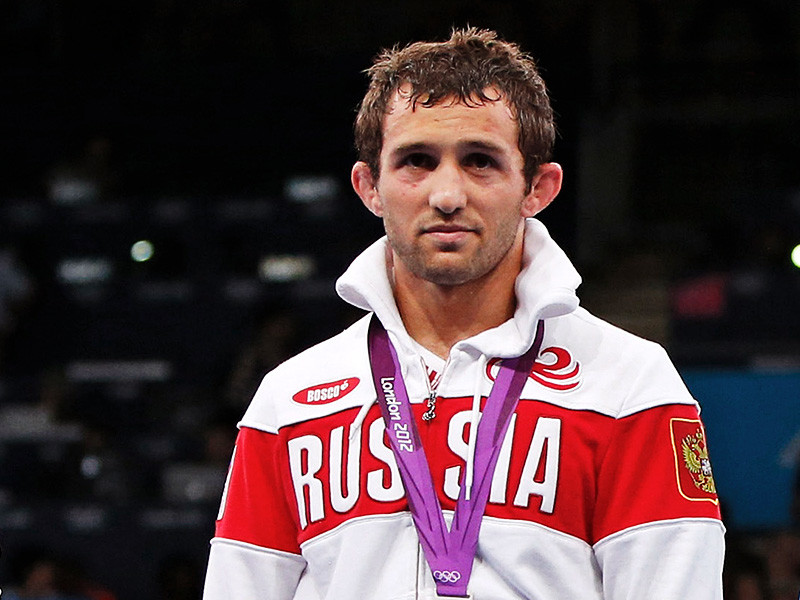МОК решил не отбирать олимпийскую медаль у погибшего борца из РФ