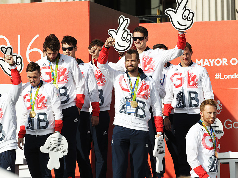 Два самозванца с пластиковыми медалями и в форме национальной команды Великобритании приняли участие в олимпийском параде чемпионов и призеров Игр 2016 года, который состоялся в понедельник в Манчестере
