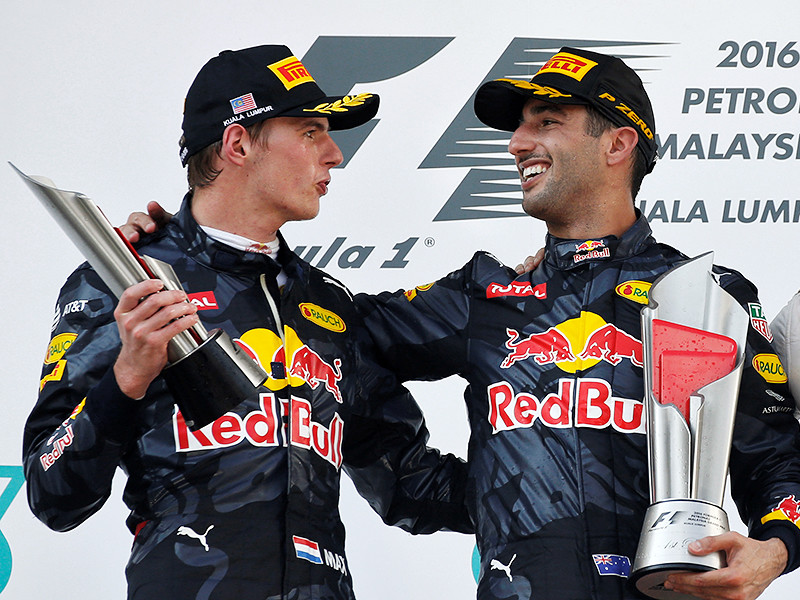 онщики команды "Ред Булл" Дэниел Риккьярдо и Макс Ферстаппен сотворили победный дубль на Гран-при Малайзии "Формулы-1", который прошел на трассе автодрома "Сепанг"