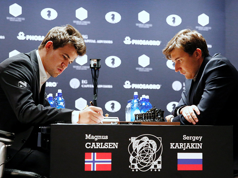 Карякин обыграл Карлсена черными фигурами в матче за шахматную корону
