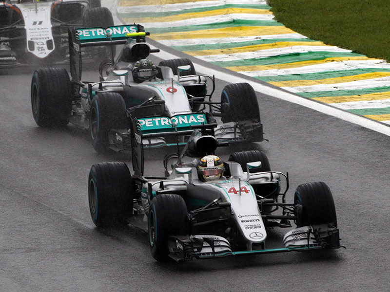 Пилоты Mercedes сделали очередной дубль в чемпионате "Формулы-1"