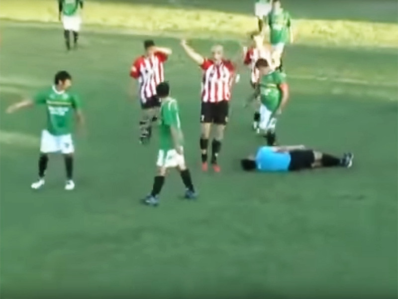 В воскресенье в мексиканском городе Тулансинго штата Идальго во время матча любительских футбольных команд произошло убийство арбитра, показавшего красную карточку одному из игроков