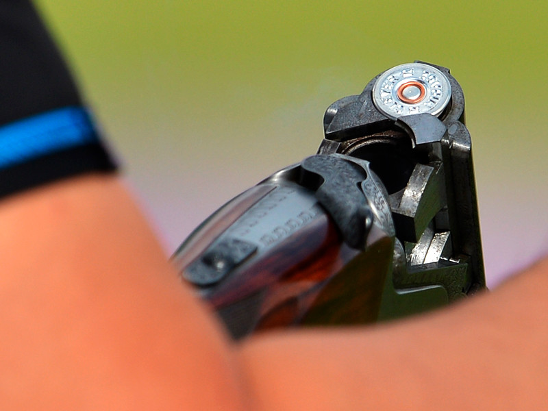 Патрон в винтовке во время квалификационных соревнованиий мужчин по стендовой стрельбе в дисциплине "трап" на ХХХ летних Олимпийских играх в Лондоне