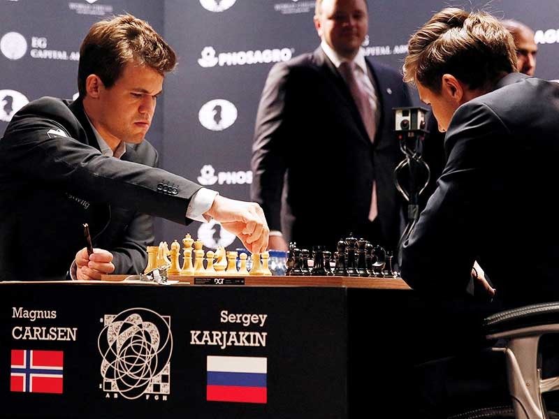 В ночь на среду по московскому времени в Нью-Йорке состоялась четвертая партия матча за мировую шахматную корону между действующим чемпионом норвежцем Магнусом Карлсеном и претендентом на титул - российским гроссмейстером Сергеем Карякиным