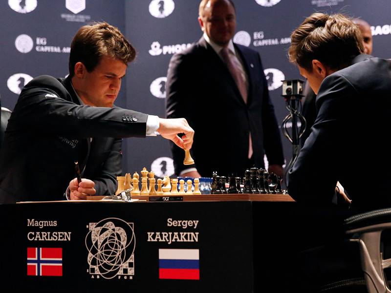 Действующий чемпион мира по шахматам норвежец Магнус Карлсен и российский гроссмейстер Сергей Карякин завершили вничью и вторую партию матча за звание сильнейшего шахматиста на планете