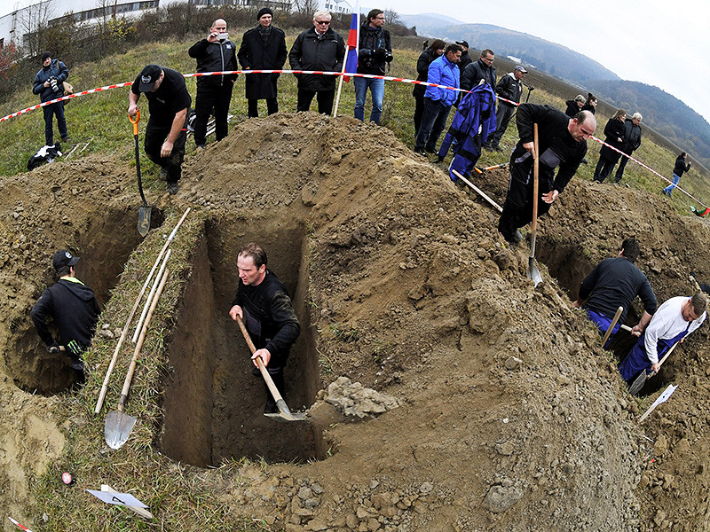 В словацком городе Тренчин прошли соревнования по скоростному рытью могил. Титул самых быстрых могильщиков в центральной Европе оспаривали десять команд, каждая из которых состояла из двух человек