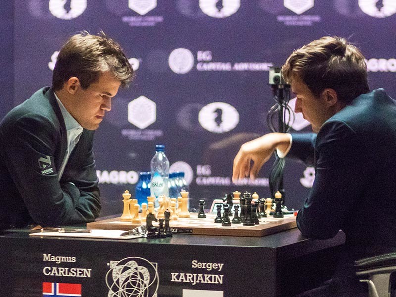 Российский гроссмейстер Сергей Карякин и действующий чемпион мира норвежец Магнус Карлсен сыграли вничью и в шестой партии матча за мировую шахматную корону, который проходит в Нью-Йорке