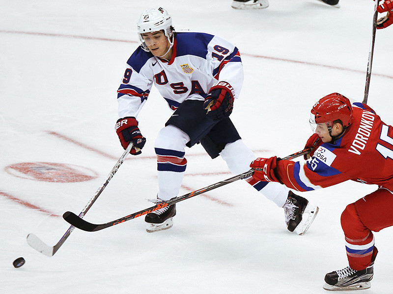 Молодежная сборная России по хоккею, составленная из игроков до 20 лет, проиграла сверстникам из США на чемпионате мира в Канаде. Встреча третьего тура группового этапа завершилась со счетом 3:2 в пользу звездно-полосатых