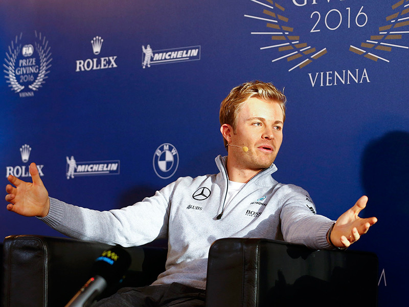 Немецкий пилот Mercedes Нико Росберг, впервые в карьере ставший чемпионом "Формулы-1" по итогам нынешнего сезона, объявил о завершении карьеры в "Королевских гонках"