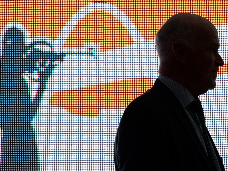 Президент Международного союза биатлонистов Андерс Бессеберг на церемонии награждения Кубка мира по биатлону сезона 2015/16 в Ханты-Мансийске