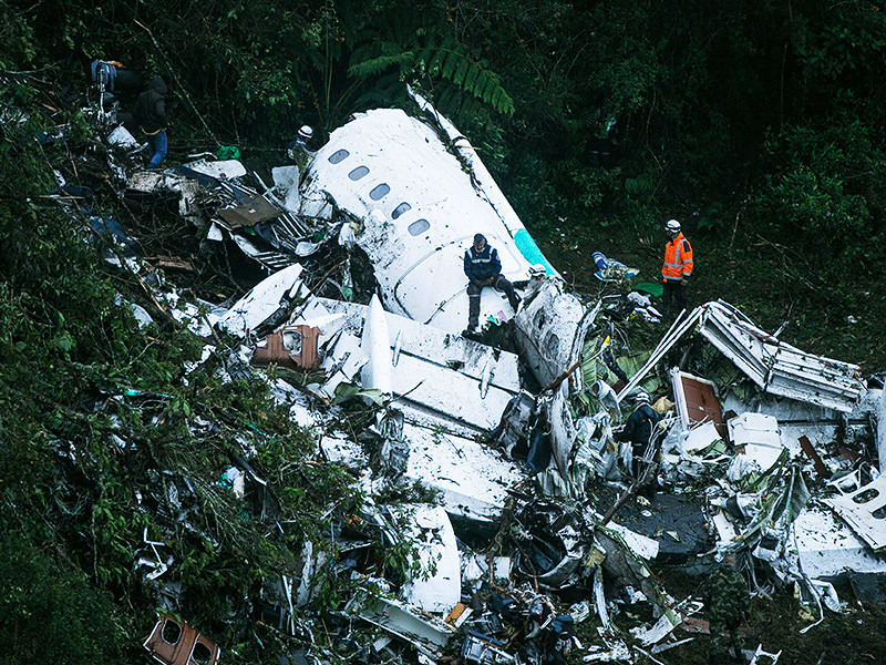 Виновными в крушении самолета с футболистами бразильского клуба "Шапекоэнсе" в Колумбии в конце ноября, в котором погиб 71 человек, признана боливийская авиакомпания LaMia и пилот лайнера, заявил министр общественных работ Боливии Мильтон Кларос
