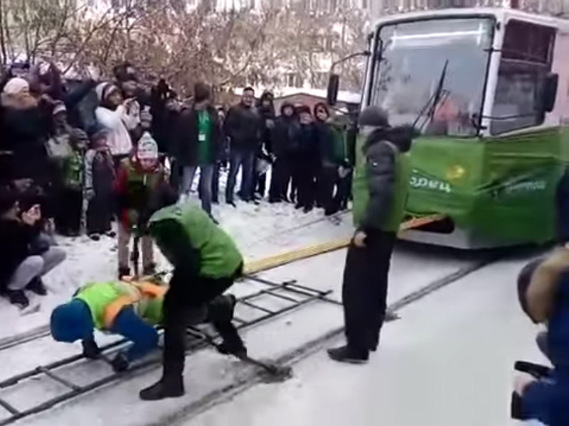 Иркутянка в 20-градусный мороз протащила несколько метров два вагона
