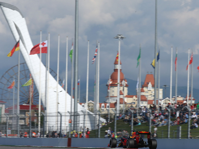 Гран-при России останется в календаре чемпионата мира по автогонкам в классе машин "Формула-1" до 2025 года