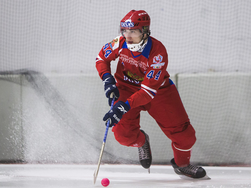 Сборная России по хоккею с мячом обыграла команду Финляндии в полуфинале чемпионата мира, который проходит в Швеции