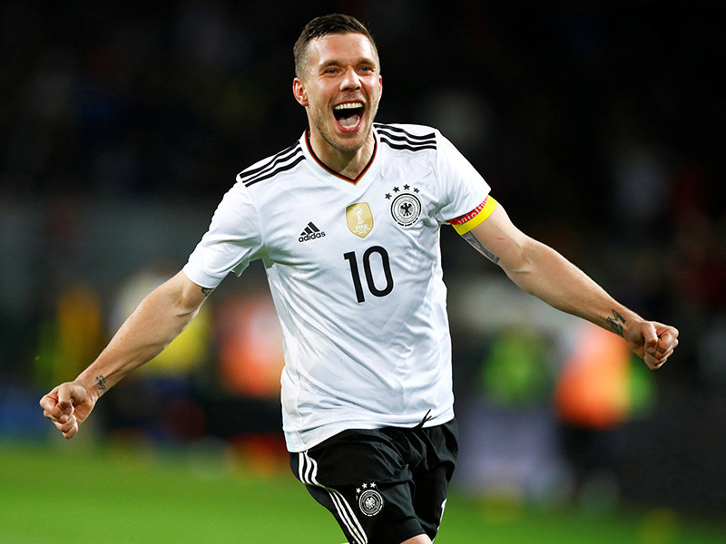 Лукас Подольски принес Германии победу над Англией в прощальном матче