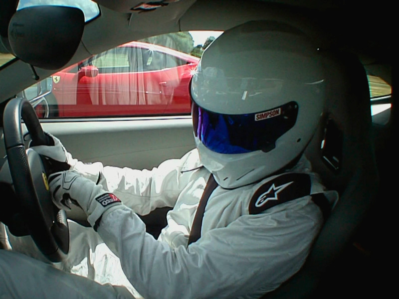 Таинственный гонщик из популярного телешоу Top Gear по имени Стиг, традиционно скрывающий свое лицо под непроницаемым шлемом, установил мировой рекорд скорости на бамперном автомобиле, который обычно применяется в ярмарочных аттракционах
