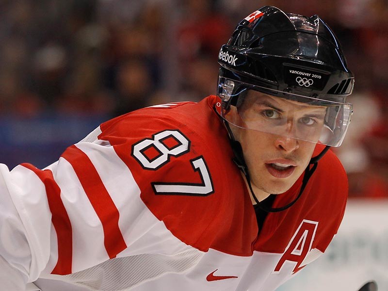 Капитану сборной Канады по хоккею выбили зубы за коварный удар между ног
