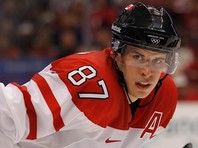 Капитану сборной Канады по хоккею выбили зубы за коварный удар между ног