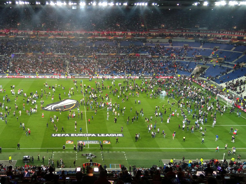 Турецкие футбольные фанаты едва не сорвали матч Лиги Европы в Лионе