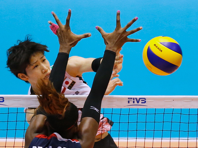 Женская сборная Японии по волейболу использует на своих тренировках современные технологии для отработки атак против блока
